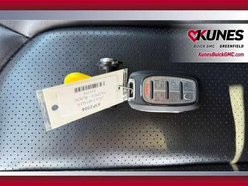 Used 2023 Chrysler Pacifica Touring-L FWD image 15
