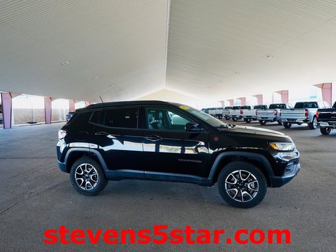 Used 2024 Jeep Compass Trailhawk image 4