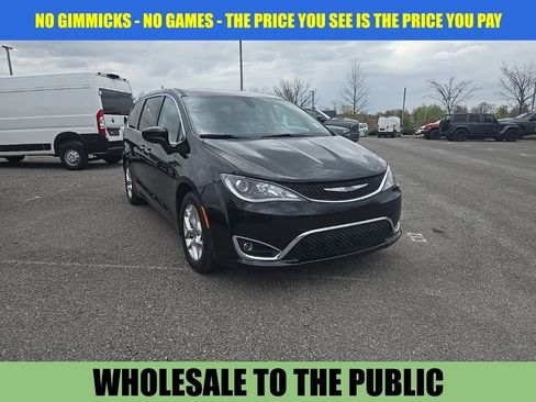 Used 2020 Chrysler Pacifica Touring w/ Tire & Wheel Group image 1