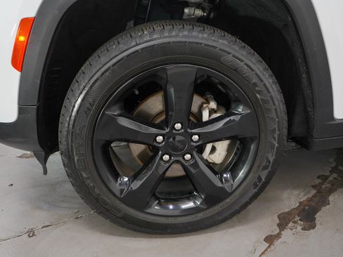 Used 2023 Jeep Grand Cherokee Limited w/ Black Appearance Package image 30