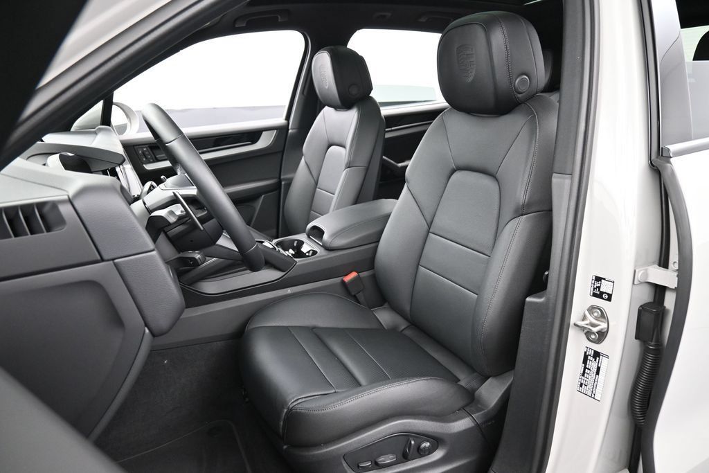Certified 2026 Porsche Cayenne E-Hybrid AWD/4WD image 5
