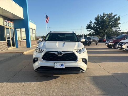 Used 2020 Toyota Highlander XLE AWD/4WD image 2