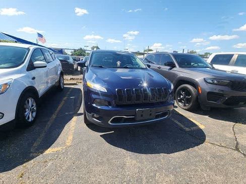 Used 2016 Jeep Cherokee Limited w/ Luxury Group AWD/4WD image 4