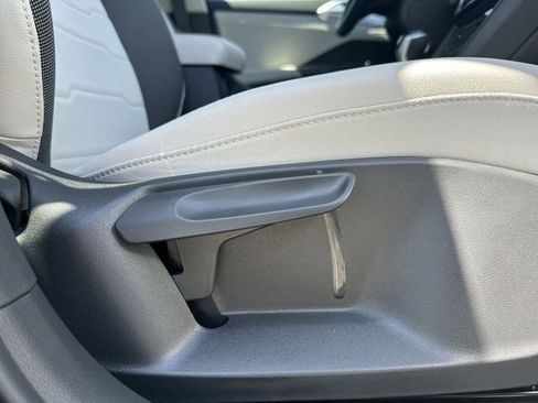 New 2026 Volkswagen Taos SE image 29