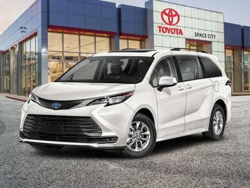 Used 2021 Toyota Sienna LE FWD image 2