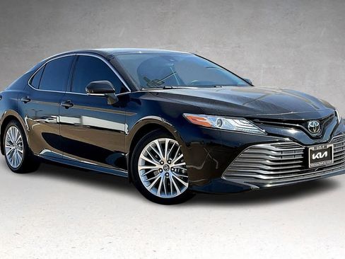 Used 2020 Toyota Camry XLE image 21