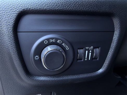 New 2025 Jeep Grand Cherokee Altitude image 18