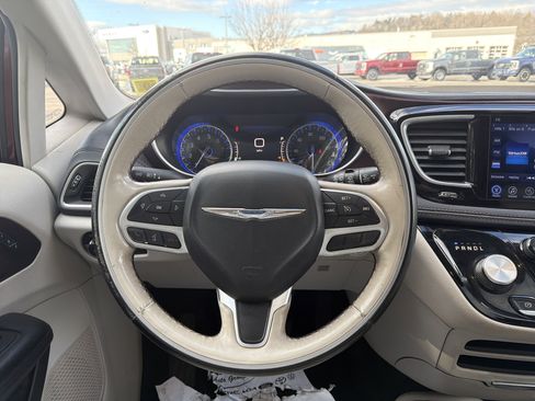 Used 2017 Chrysler Pacifica Limited image 14