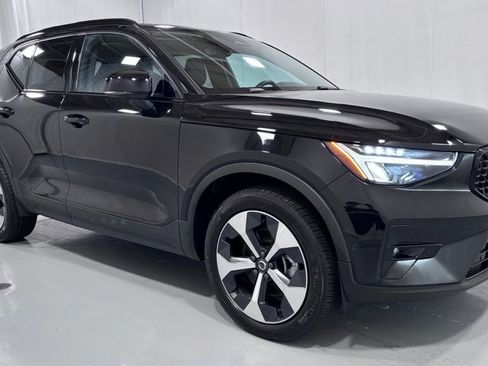Certified 2025 Volvo XC40 B5 Plus AWD/4WD image 4
