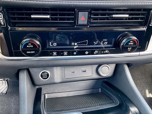 Used 2021 Nissan Rogue SV image 17