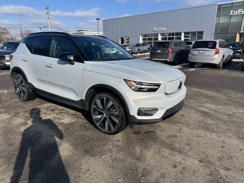 Used 2022 Volvo XC40 P8 Recharge Plus image 2