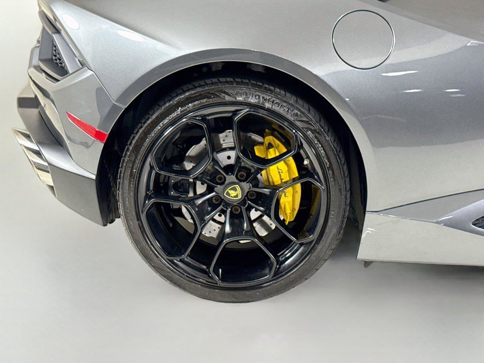 Used 2017 Lamborghini Huracan LP 580-2 RWD image 33
