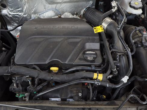 Used 2025 Chevrolet Trax LT FWD image 29