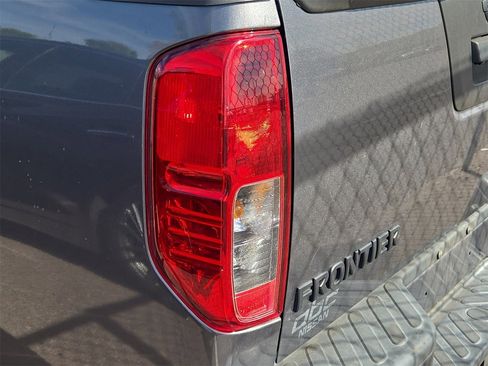 Used 2021 Nissan Frontier SV w/ Midnight Edition Floor Mats image 15