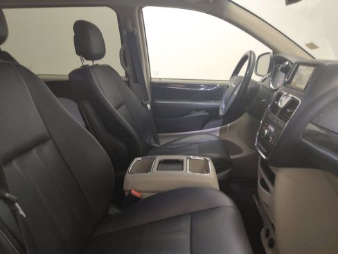 Used 2016 Chrysler Town & Country Touring FWD image 21