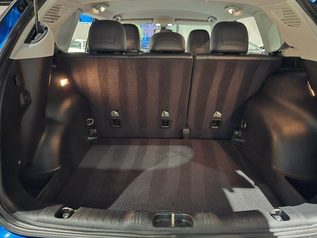 Used 2017 Jeep Compass Latitude w/ Popular Equipment Group FWD image 19