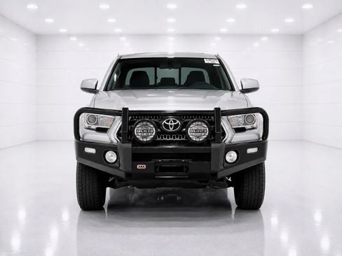 Used 2017 Toyota Tacoma TRD Off-Road w/ Premium & Technology Package AWD/4WD image 8