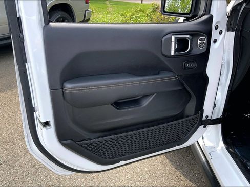 Certified 2024 Jeep Wrangler Unlimited Sahara AWD/4WD image 17