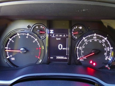 Used 2024 Toyota 4Runner SR5 AWD/4WD image 33