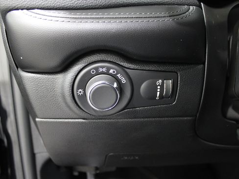 Used 2024 Dodge Durango SXT image 8