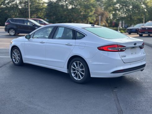 Used 2017 Ford Fusion SE w/ Fusion SE Technology Package FWD image 8