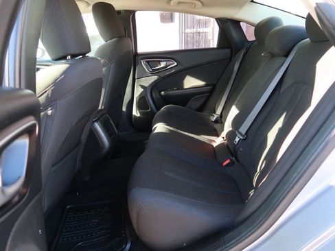 Used 2016 Chrysler 200 Limited w/ Convenience Group image 7