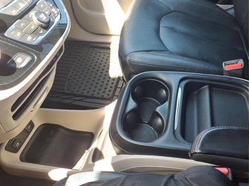 Used 2019 Chrysler Pacifica Touring-L FWD image 23