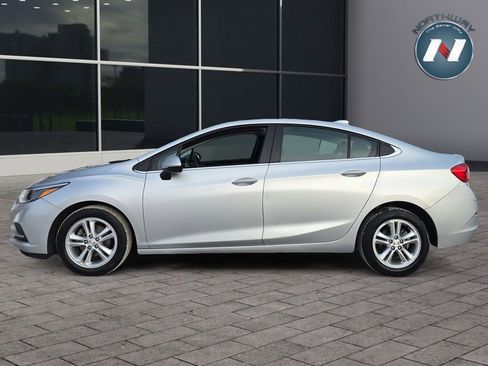 Used 2017 Chevrolet Cruze LT image 2