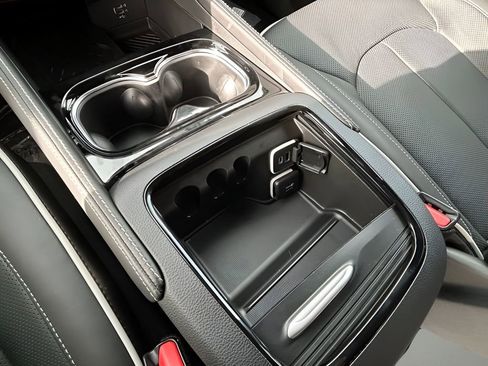 New 2026 Chrysler Pacifica Limited w/ Uconnect Theater Family Group image 25