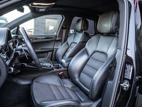 Used 2023 Porsche Macan Turbo image 5