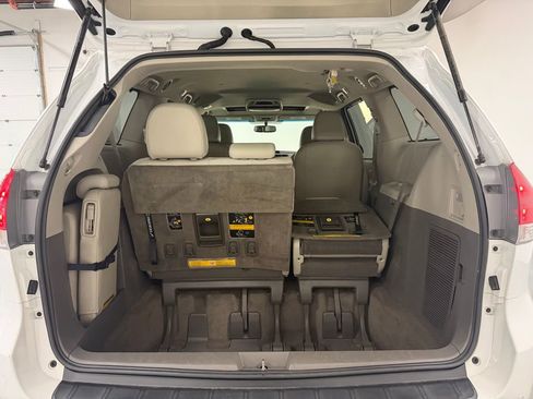 Used 2014 Toyota Sienna XLE FWD image 28
