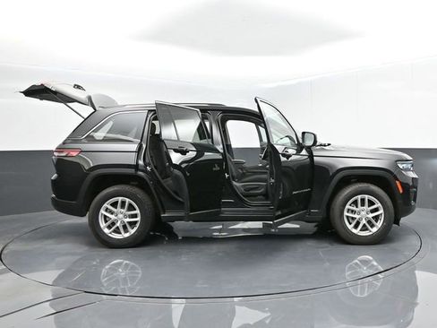 Used 2024 Jeep Grand Cherokee Laredo X image 62