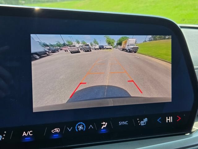 Used 2025 Chevrolet Traverse LT FWD image 23