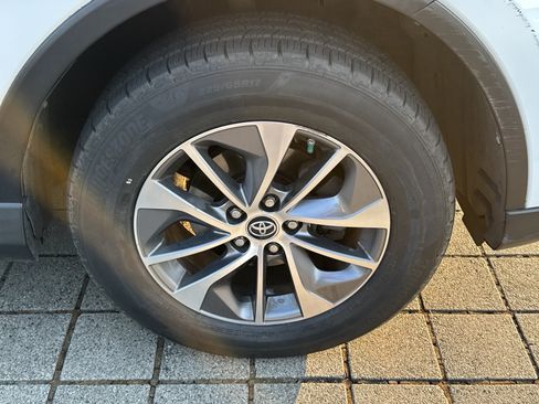 Used 2018 Toyota RAV4 XLE AWD/4WD image 10