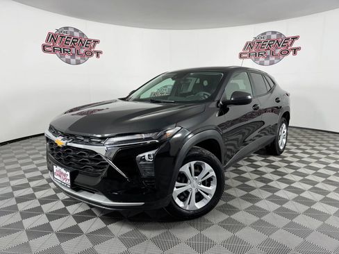 Used 2024 Chevrolet Trax LS w/ Driver Confidence Package image 1