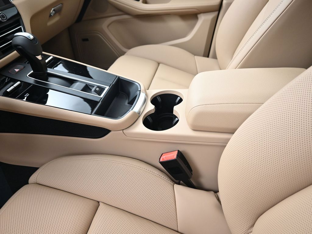 Certified 2026 Porsche Macan AWD/4WD image 22