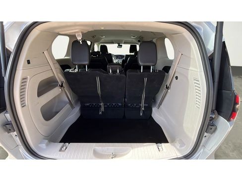 Used 2024 Chrysler Pacifica Touring-L image 19
