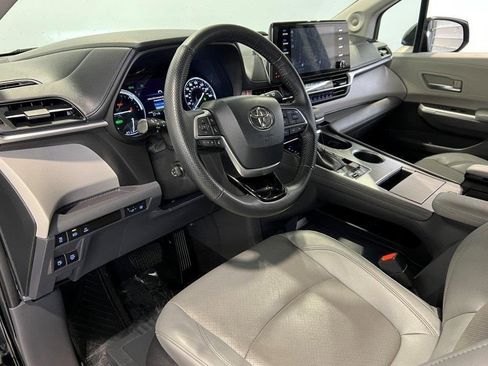 Used 2023 Toyota Sienna Limited image 34