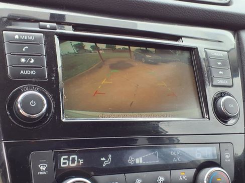 Used 2018 Nissan Rogue SV image 16