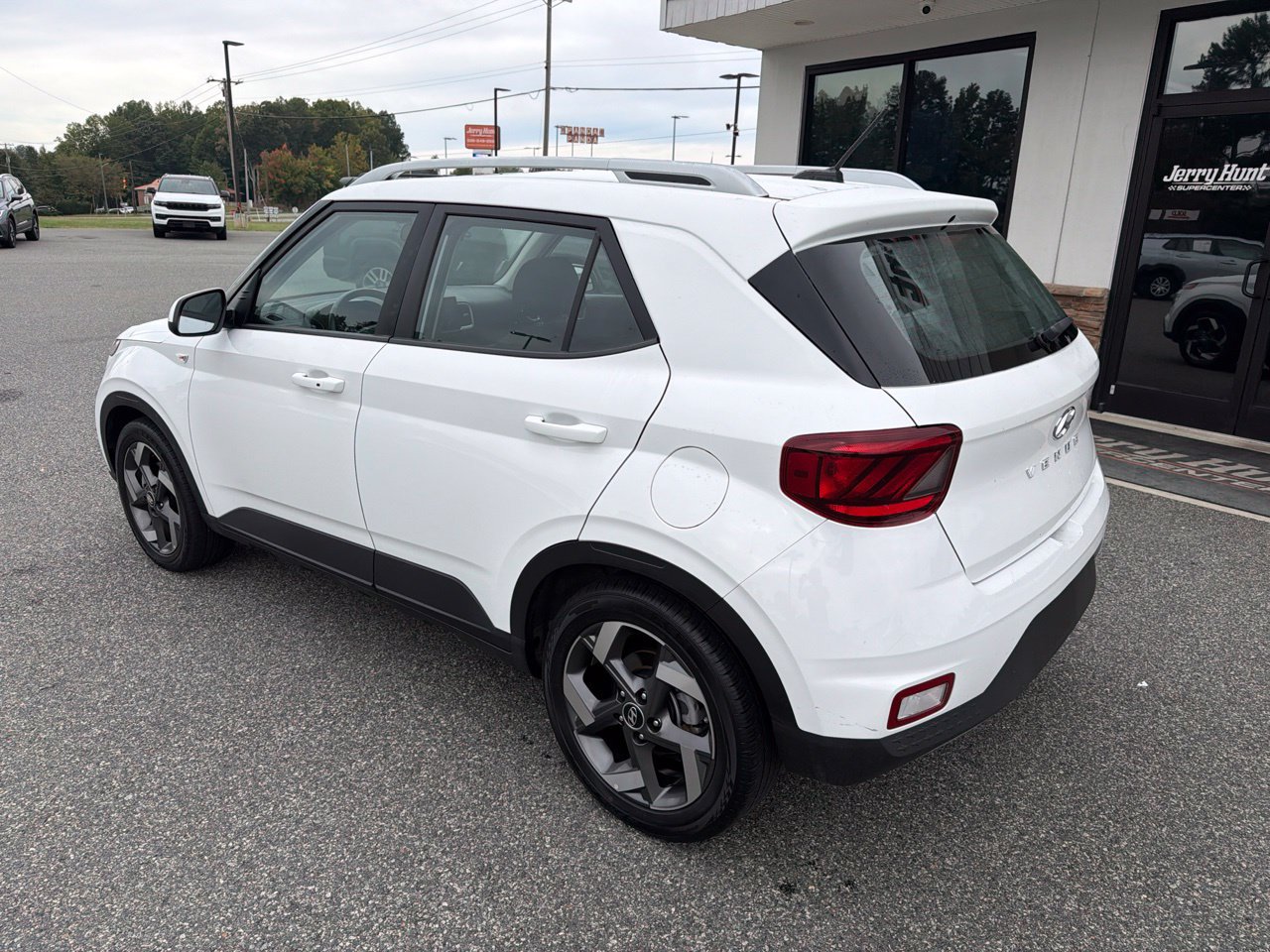 Used 2025 Hyundai Venue SEL FWD image 7