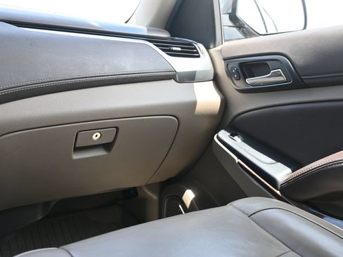 Used 2019 Chevrolet Suburban LT RWD image 8