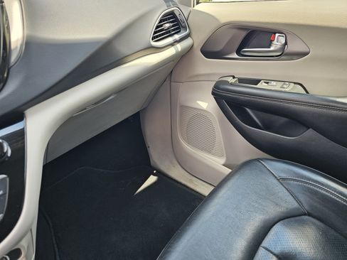 Used 2022 Chrysler Pacifica Touring-L FWD image 26