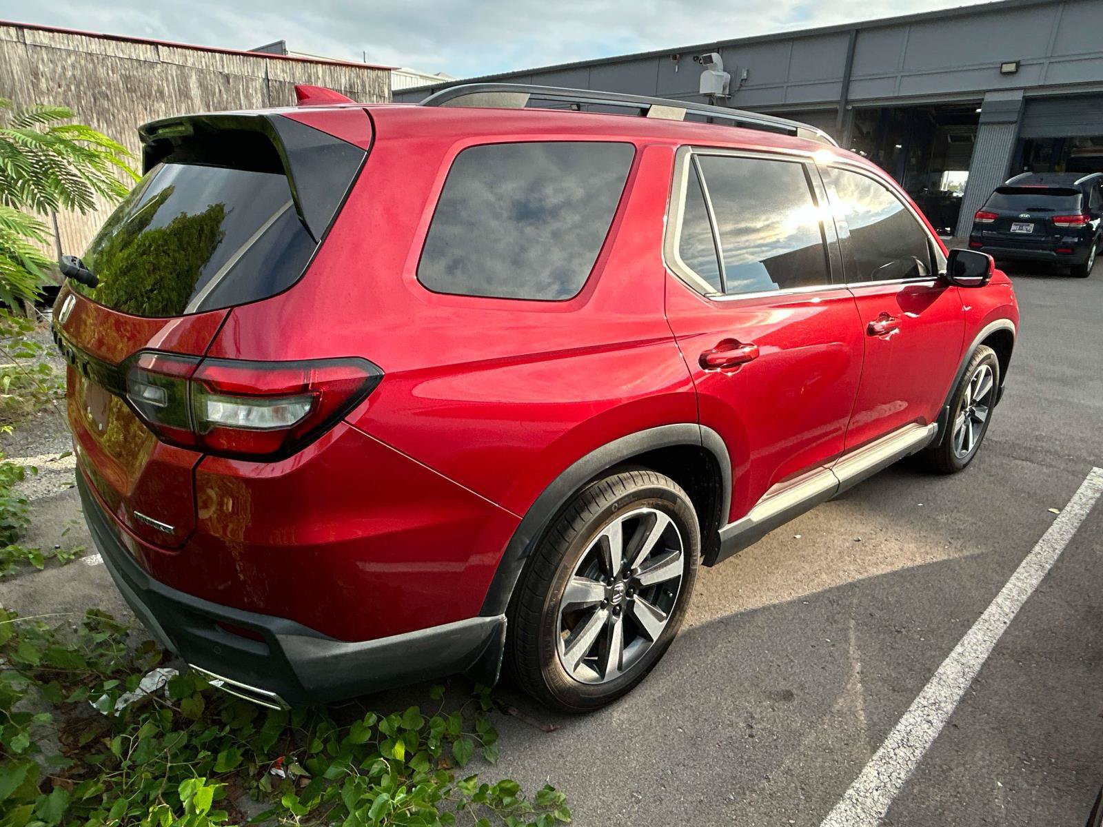 Used 2025 Honda Pilot Touring image 2