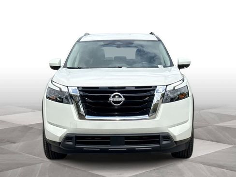 Used 2025 Nissan Pathfinder SV image 3