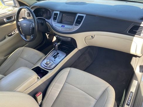 Used 2011 Hyundai Genesis 4.6 RWD image 11