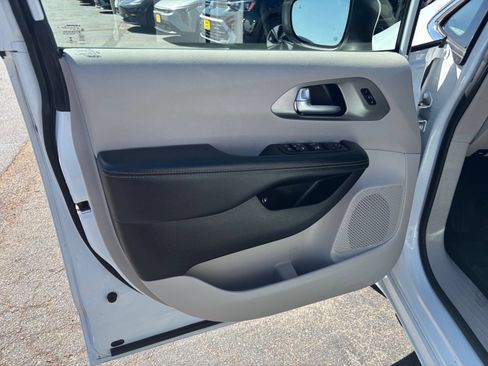 Used 2023 Chrysler Pacifica Touring-L FWD image 15