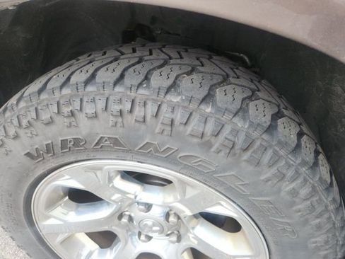 Used 2018 RAM 1500 Laramie AWD/4WD image 12