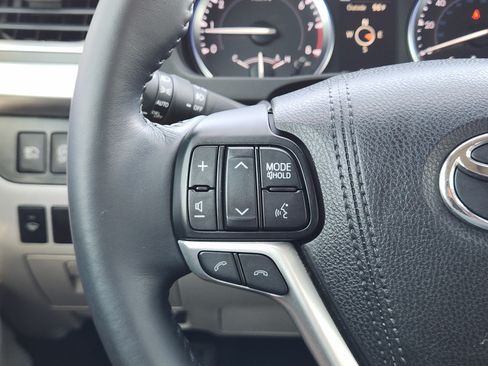Used 2017 Toyota Highlander XLE AWD/4WD image 32