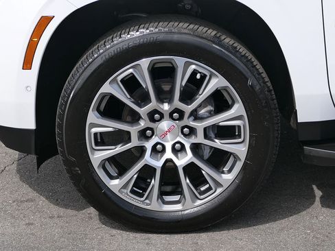 Used 2025 GMC Yukon XL Denali RWD image 8
