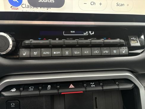 Certified 2025 Toyota Sequoia Platinum image 27